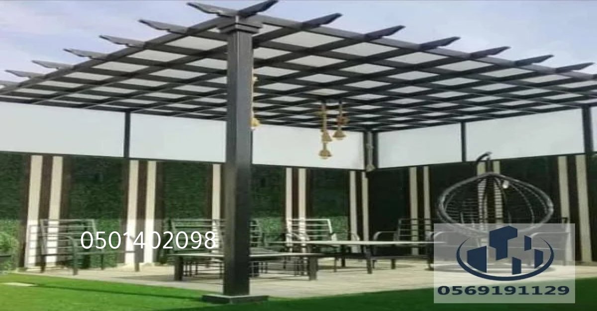 استمتع بالراحة والهواء الطلق مع جلسات خارجية مصممة لتوفير الظل والحماية.