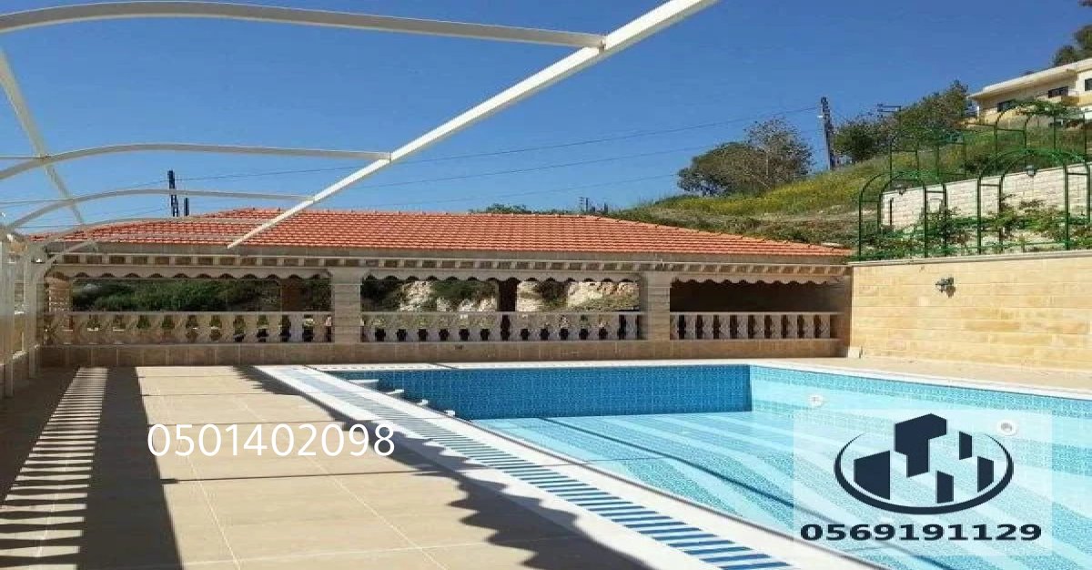 تركيب قرميد أسقف بتقنيات حديثة توفر الحماية الجمالية والعملية.